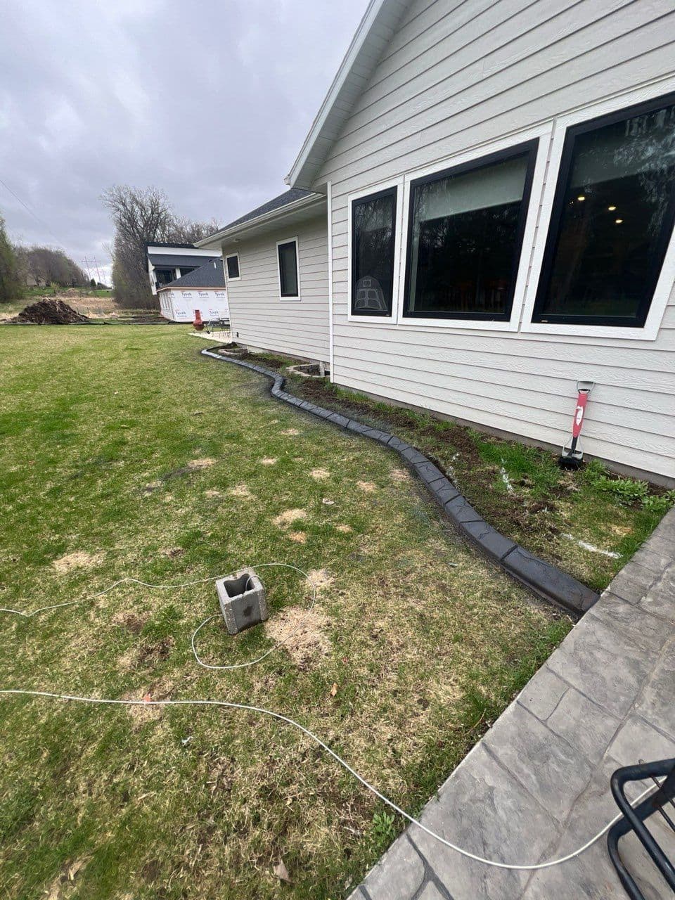 Gallery photos for Elegant Granite Curb Edging for Stunning Yards: Image #1